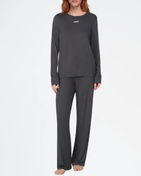 Pijama DKNY de viscosa con camiseta y pantalón largo color gris.