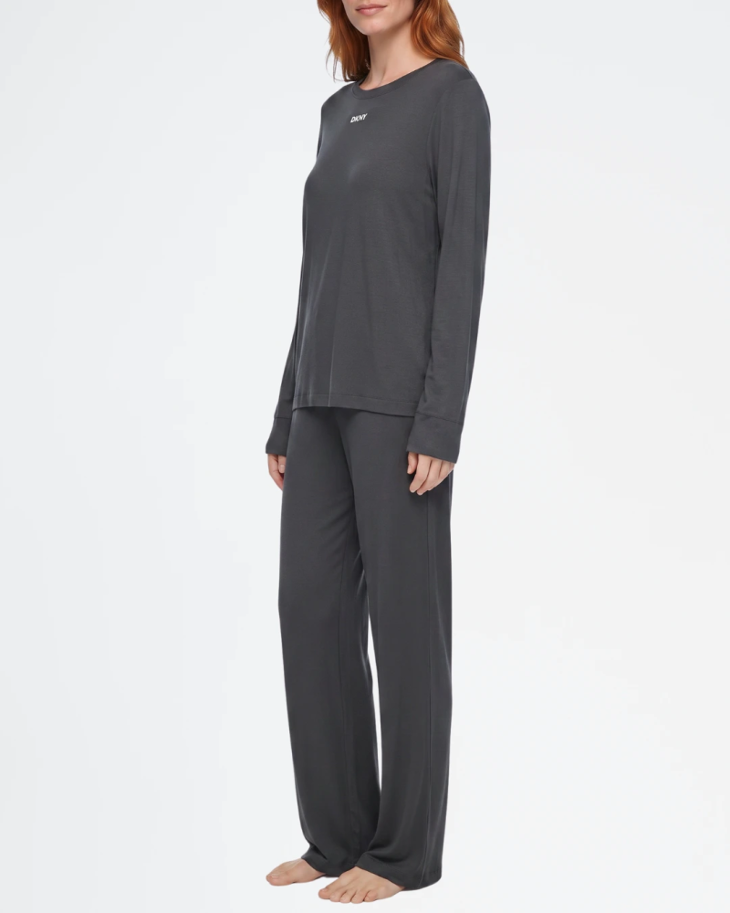 Pijama DKNY de viscosa con camiseta y pantalón largo color gris. 2