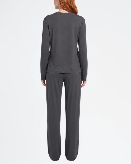 Pijama DKNY de viscosa con camiseta y pantalón largo color gris.