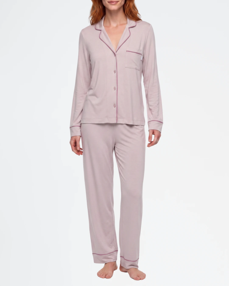 Pijama camisero DKNY de viscosa con pantalón largo.