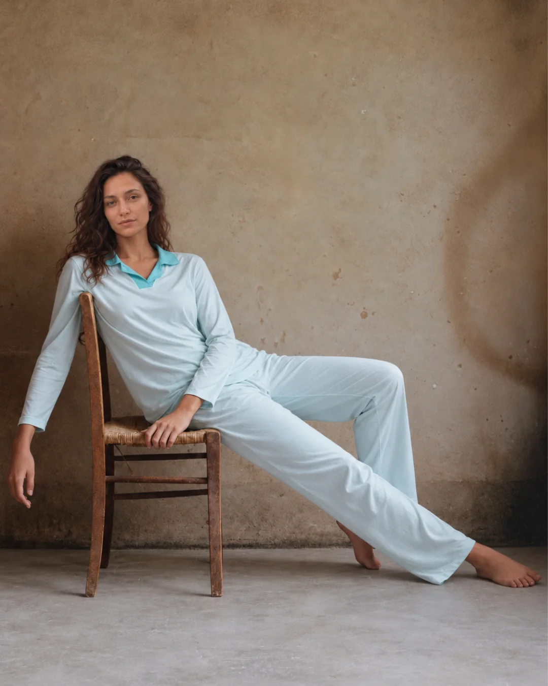 Modelo luciendo un pijama Bmy en un entorno de descanso